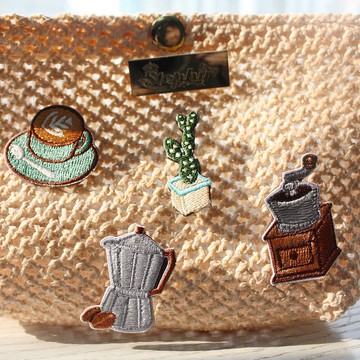 愛上咖啡-刺繡胸針,別針 / 胸章 / 隨意選 / 手作胸針/記念品