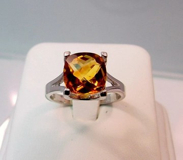14K 白金戒指，鑲嵌 9x9 公釐枕形切割黃水晶，重 2.64 克拉，貨號 0299