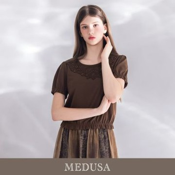 現貨【MEDUSA 曼度莎】深棕蕾絲刺繡領造型上衣（M-XL）｜女上衣 短袖上衣 蕾絲上衣