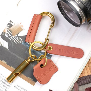 皮皮革包裹的黃銅登山扣夾. 帶哨子和鑰匙套鑰匙扣