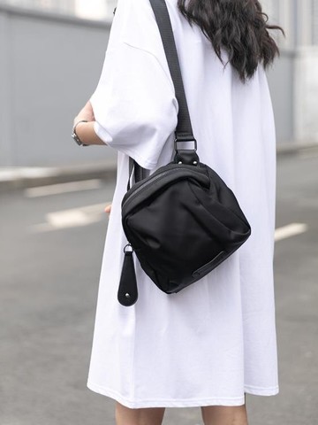 貝殼包 防水尼龍布胸包2021流行款潮范貝殼包牛津布百搭休閒側背斜背包女【林之舍】