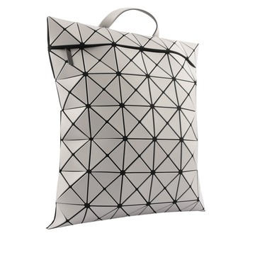 ISSEY MIYAKE BAO BAO LUCENT 啞光霧面扁形後背包(淺灰色)