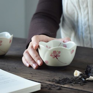 陶瓷異型碗耐熱家用日本波佐見燒櫻之舞花型小碗醬菜缽喬遷禮物