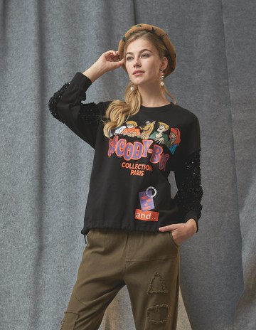 ★【喜芝梅】卡通轉印亮片袖下擺抽繩上衣(黑色；M-2L) 223600132