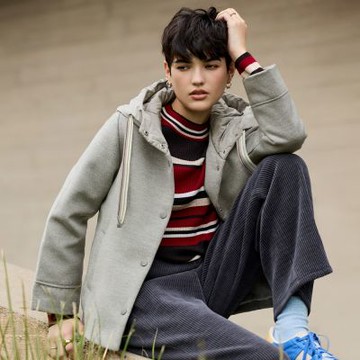 ILEY伊蕾 毛呢拼接立領連帽長版外套(灰；M-2L)