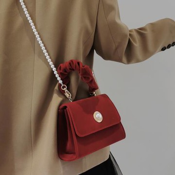 質感絲絨2025紅色包包結婚用婚包褶皺手提珍珠鏈包包單肩斜挎女包