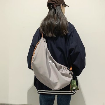 日系工裝斜挎包男士潮牌簡約百搭單肩包女ins學生健身包餃子包