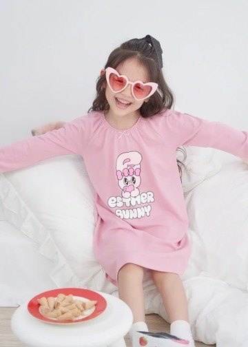 兒童連身_艾絲樂小兔系列．拉格蘭袖長袖束口睡衣(微風粉-抱愛心)