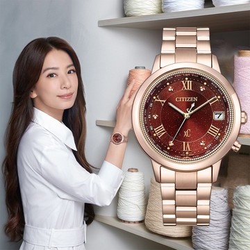 CITIZEN 星辰 XC 廣告款 酒紅 光動能鈦電波女錶(CB1138-62W)