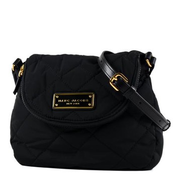 MARC JACOBS 鐵牌LOGO菱格縫線磁釦翻蓋馬鞍包-黑色/小