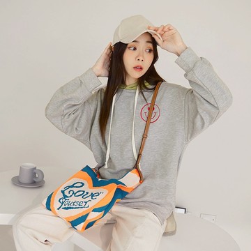 OB嚴選 棉質笑臉刺繡撞色連帽上衣 《AB18998》大尺碼/現貨/女裝