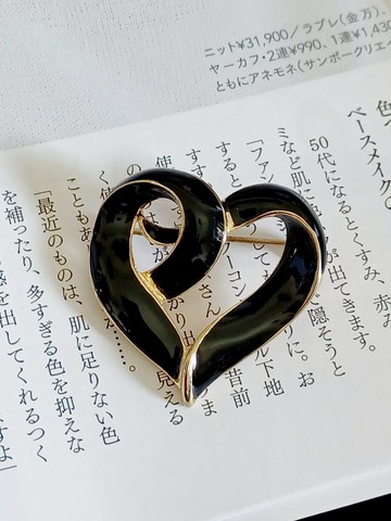 vintage jewelry   黑色琺瑯愛心絲巾 別針 胸針