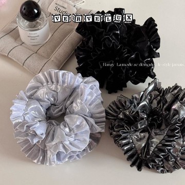 两件9.9折🔥臺灣出貨🔥可開發票✅高級重屬感銀灰色大號褶皺花邊髮圈小衆酷颯少女丸子頭髮飾新款
