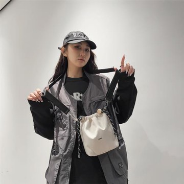 印花字母水桶包包2025設計感大容量尼龍復合布單肩斜挎包斜挎包