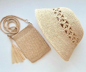 草帽和一个小袋子-一个伟大的海滩服装