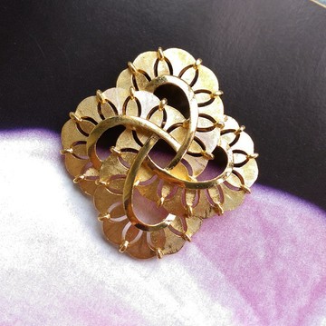 Vintage Jewelry  TRIFARI 金色調 環繞 別針  胸針