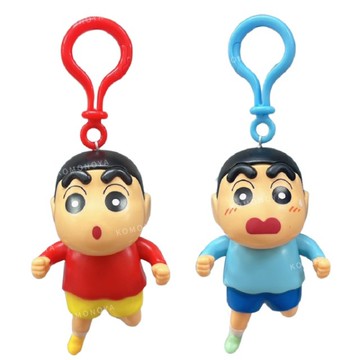 小禮堂 蠟筆小新 造型奔跑公仔吊飾 (紅/藍衣款)