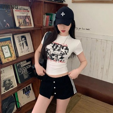 【美式辣妹】台灣出貨 短袖T恤 女 夏季 復古印花 修身顯瘦 露臍 百搭 正肩 短款上衣 短袖上衣 上衣短袖