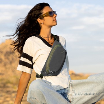 《TRAVELON》Voyages 3層防盜斜背腰包(苔黑)