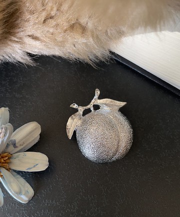 古董 Sarah Cov銀色刷紋水果胸針 B916