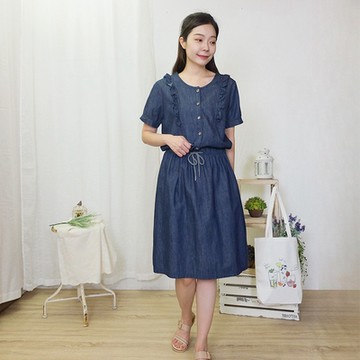 Hana-Mokuba花木馬日系女裝荷葉邊裝飾排扣門襟綁帶收腰水洗感牛仔洋裝_藍