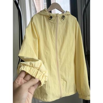 奶黃色小眾設計感連帽沖鋒衣外套女春夏新款寬松休閑運動防嗮上衣