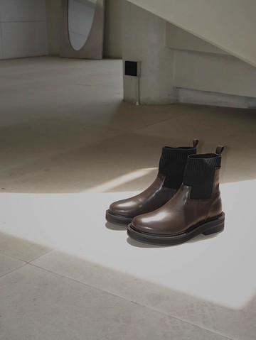 可露麗 非對稱蝴蝶雕花切爾西短靴 手工製