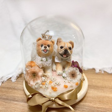羊毛氈客製化結婚禮物|仿真狗狗婚紗造型包玻璃罩包背景|生日情人