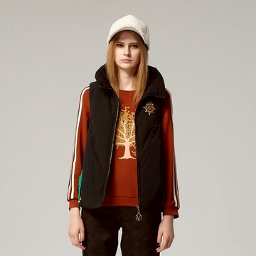 CLL巧玲瓏 撞色英文造型拉環連帽鋪棉背心 0964606