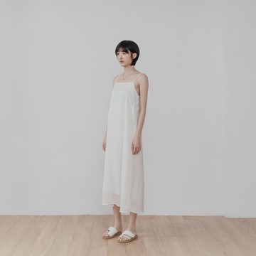QUEENSHOP_V 女裝 簡約光澤感條紋細肩長洋裝-白 現+預 【01087313】