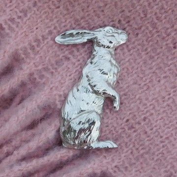 直立野兔焊料金屬胸針，手工森林動物飾品