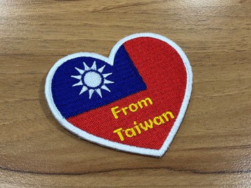 【自黏繡布貼】 心臺灣加油