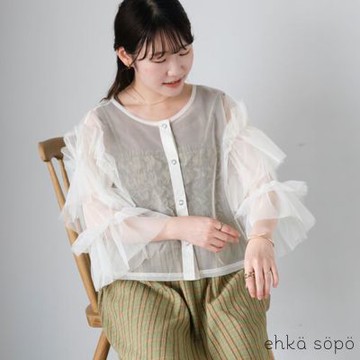 【ehka sopo】透明感醒目薄紗荷葉邊排釦圓領襯衫