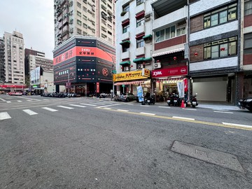 三多商圈金雞母臨路店面｜高雄市苓雅區忠孝二路