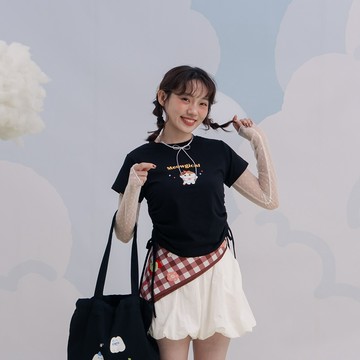 QUEENSHOP_S 女裝 短袖 英文印圖側抽繩合身上衣 兩色售 現+預 【01099629】