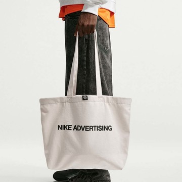 Nike NK HERITGE TOTE GFX YR MSG HRE 男女 側背包 IU4945140