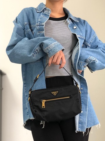 【 VintageShop solo 日本直送中古包專賣店 】PRADA 普拉達 手提包 黑色 三角標誌 尼龍 迷你包 vintage 古董 6tgg77