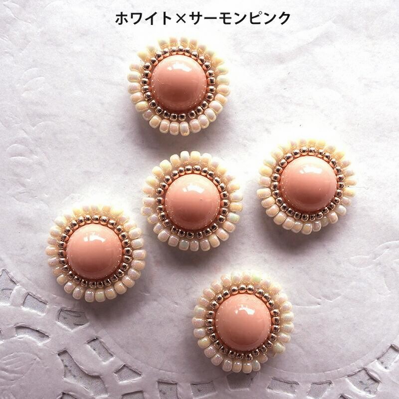 ハンドメイド サーモンピンクのストーンと猫のチャームのイヤリング 通販