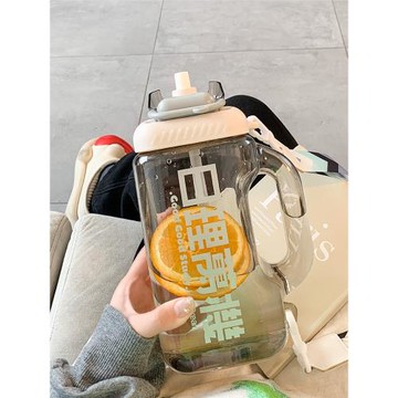 大容量水杯男女士學生帶吸管杯子高顏值斜挎夏天運動戶外便攜水壺