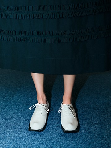 Pointed Toe Oxford with Squared Outsole_White