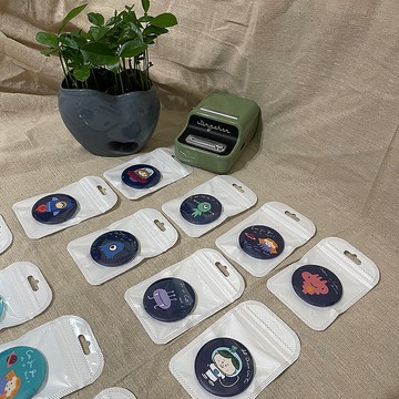 5CM磨砂霧面胸針 外星人系列-太空深藍底色(另有湖水藍底色)