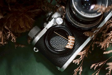 【老飾品/西洋老件】VINTAGE施華洛世奇水鑽黑琺瑯古著圈型胸針