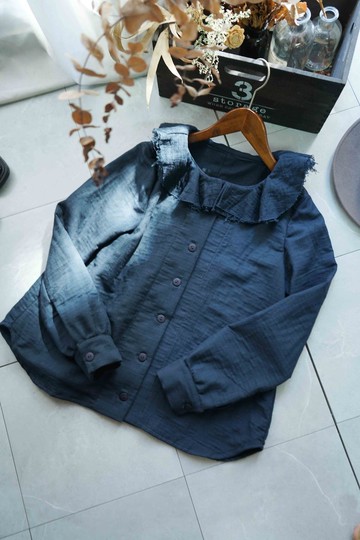 手作-緹花灰藍色毛邊花瓣領長袖襯衫