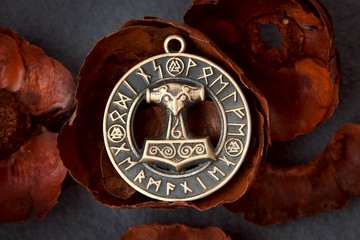 雷神之錘  Mjolnir 形式的青銅吊墜, 位於符文圓圈中。男人禮物