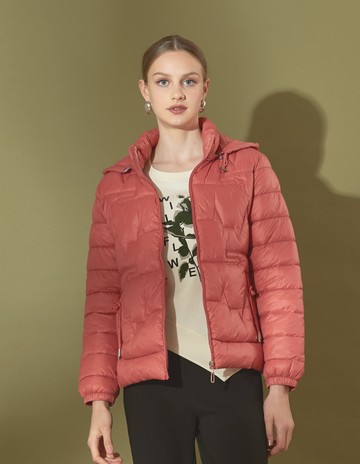 ★【喜芝梅】珊瑚暖陽 時尚輕盈都市休閒連帽羽絨棉外套(兩色；M-3L) 225700012