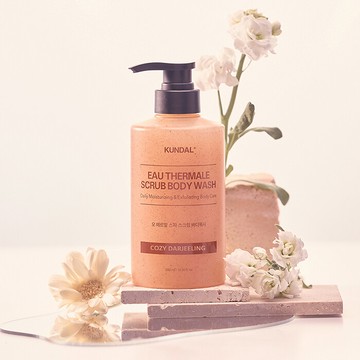 KUNDAL Eau Thermale Scrub Body Wash 500ml (Cozy Darjeeling)