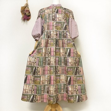 書架圖案×蕾絲袖 復古女人味寬鬆連身裙