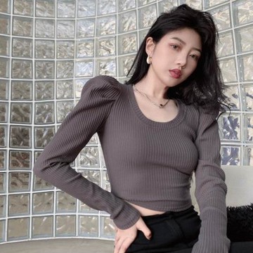 復古泡泡袖墊肩修身短款針織打底衫女春秋洋氣內搭別致黑色上衣潮