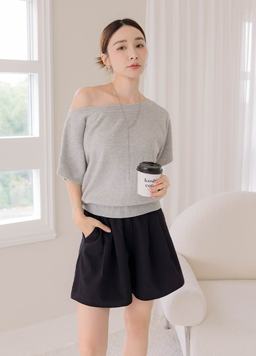 鎖骨領針織上衣