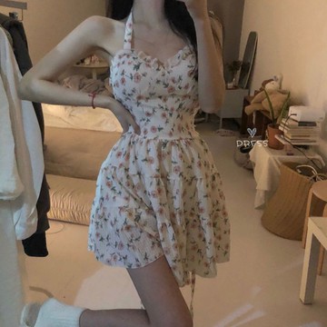 熱銷🌸碎花連衣裙 碎花洋裝 日系女裝 連身洋裝 氣質洋裝 吊帶裙 純欲風木耳邊綁帶掛脖碎花連衣裙女夏季新款收腰A字短裙